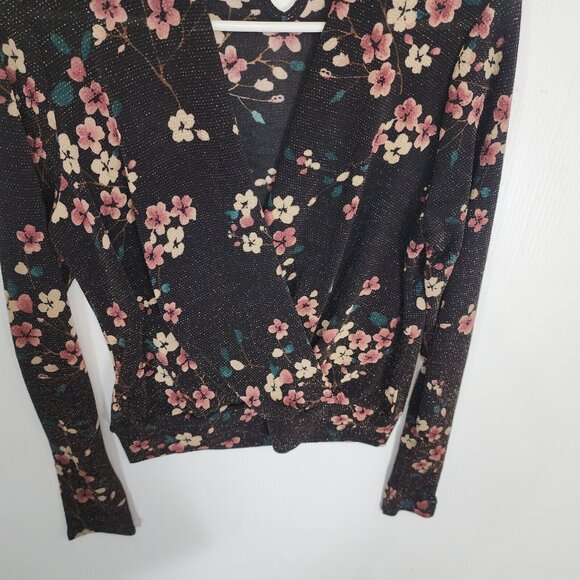 BKE Boutique Buckle Top Blouse Womens Small Black Wrap Floral Choker Metallic‎ - Picture 7 of 16